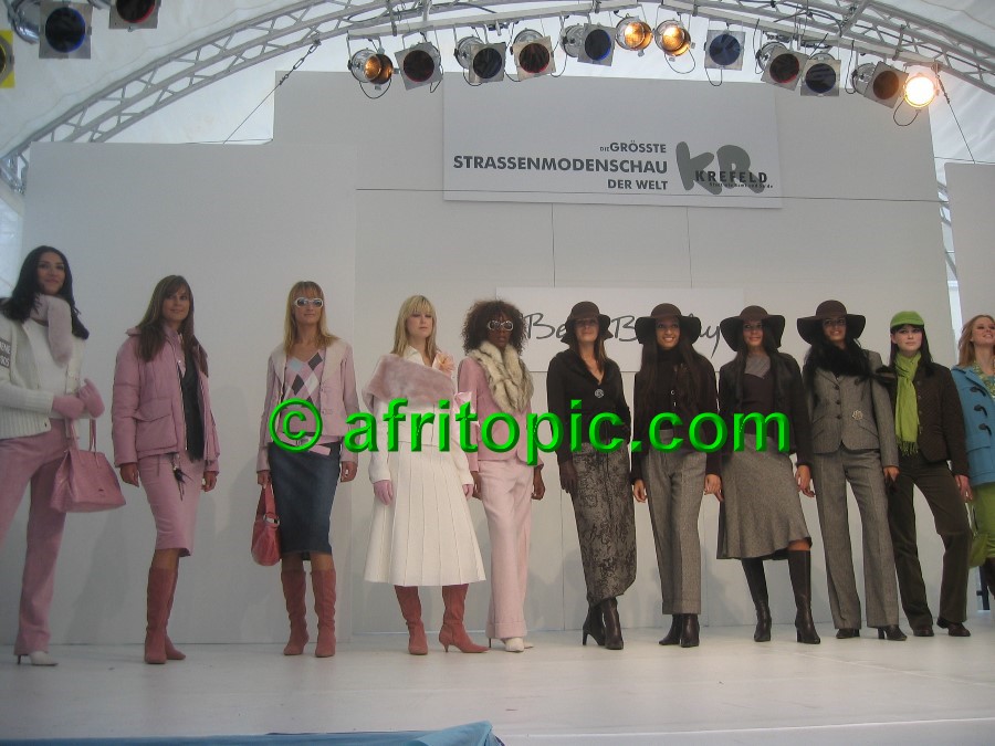 ../Images/Krefeld-Strssenmodenschau-2005 095.jpg